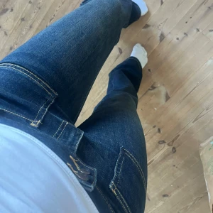 Mörkblå jeans från 157  - Snygga mörkblå jeans från 157 med bootcut. Modellen har stora fickor fram och klassiska bakfickor, samt bälteshällor och knappstängning. Perfekta för dig som gillar enkel och stilren denim med lite loose fit. Aldrig använda! Köpta för 400 kr pris kan diskuteras