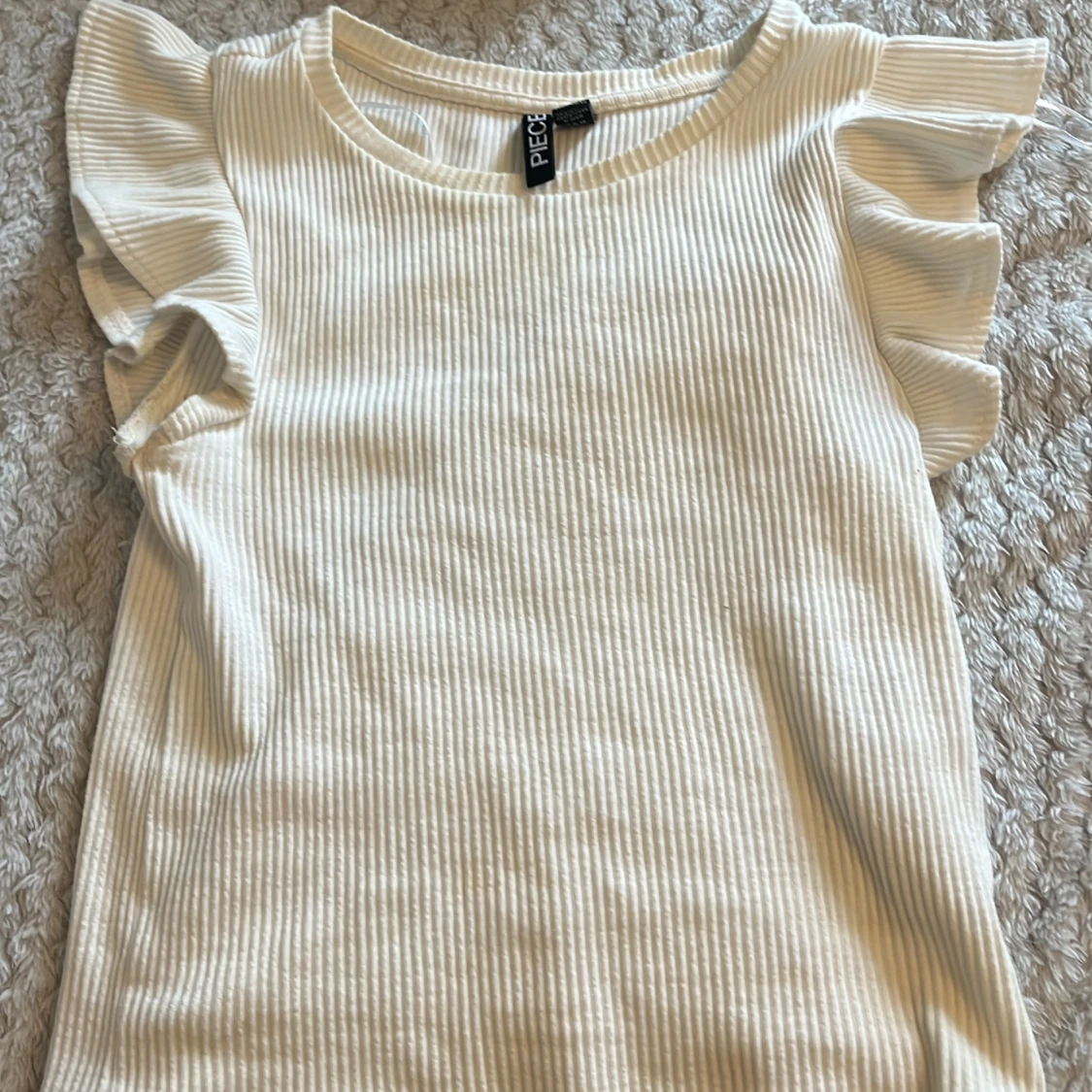 Vit ribbad topp med volangärm från Pieces - 1