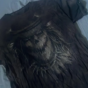 Scarecrow Shirt sematary type beat😨😨 - skit cool tröja tror det är scarecrow från batman kanske?? aja den är nice sematary och ghost mountain har en sån så de e plus i kanten