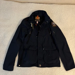 Mörkblå vindjacka Parajumpers - Snygg mörkblå vindjacka från Parajumpers som är perfekt till hösten/våren. 