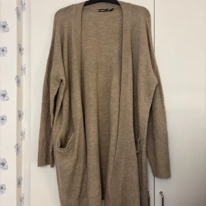 Jätteskön långkofta! - Säljer denna jättesköna långkoftan från Lager 157 i storlek M/L, använd några gånger och har inga defekter eller hål förutom (se sista bilden)💞köparen står för frakten!