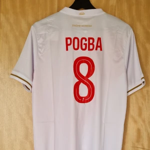 Paul Pogba fotbollströja Monaco 25-26 - Paul Pogba Monqco repIika fotbollströja 25-26. Helt ny med tag. Storlek: Medium