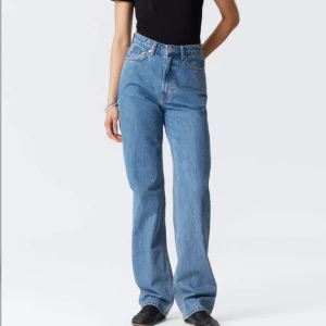 Weekday Rowe ljusblåa jeans, high waist - Weekday jeans i modellen "ROWE". Högmidja och raka ben i storlek 30/32.