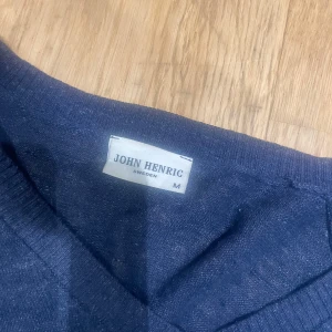 v-ringad tröja från John Henrik  - Snygg blå v-ringad tröja från John Henric i storlek M. Tröjan har lång ärm och ribbade muddar vid hals, ärmslut och nederkant. Perfekt för dig som gillar stilrena och klassiska plagg men ändå chill. Tunnare tröja väldigt mjuk och väldigt skön. Oanvänd 