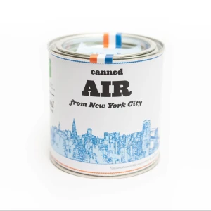 Canned Air from New York City - Upplev känslan av New York med en burk äkta stadsluft! Perfekt för dig som älskar resor, nostalgi eller vill ha en unik pryl. Innehåller luft från ikoniska platser som Empire State Building och Central Park. 100% bio, 375ml. En rolig och annorlunda gåva!