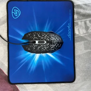 Gaming mus och gaming mus matta  - Hej, säljer min gaming mus och gaming mus matta för bra pris 👍 Både gaming mus och mus matta för 160kr, bara mus för 90kr och bara mus matta för 70kr Priset kan diskuteras! Om man vill hänta så ligger det i Växjö!! Har knappt använd den så man kan säga att den är helt ny. Ingen skador eller problem med den 😃😃