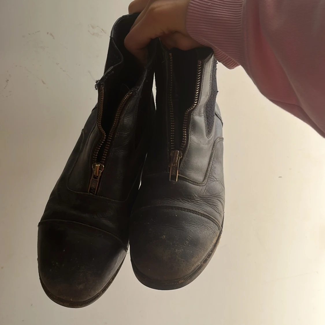 Svarta gummi med dragkedja - 1