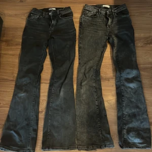Bootcutjeans - Säljer två stycken bootcut jeans från ginatricot, båda är i storlek 32 och i färgen grå, men skulle säga att jeansen åt vänster är lite mörkare. Båda för 100 kr eller en för 50 kr. Skriv vid frågor ☺️