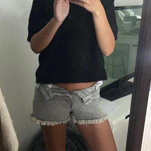 Grå jeansshorts med fransad kant - (Storlek S)Säljer ett par gråa jeansshorts från H&M med låg midja(om man viker ned dem) och fransad kant längst ner. Shortsen har klassisk femficksdesign, knapp och dragkedja framtill. Använda fåtal gånger 💓