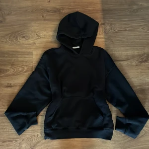 Svart hoodie - Basic svart hoodie från Gina Tricot, liten gammal fläck på höger arm (bild 4) från målarfärg men inget man direkt märker 💕