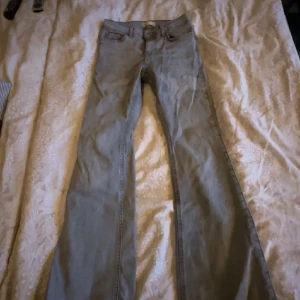 Grå bootcut jeans från Perfect Jeans - Snygga grå jeans från Perfect Jeans i storlek 34. 🤗🤗