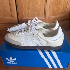Adidas Samba sneakers strl 40 2/3 - Helt oanvända skor i storlek 40 2/3, säljer pga för små. Nypris 1345 kr