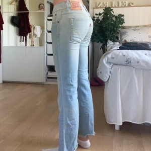 Levi’s jeans - Ljusblåa jeans från levi’s. Jag är 165 och dess av avskärda längs ner, och därav lite korta på mig. 🩵 Innerbenslämgden är 71 cm
