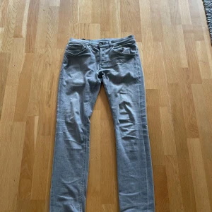 Grå skinny jeans från George, stl 31 - Slimmade grå jeans från DonDup i skinny fit-modell. Klassisk femficksdesign med snygga sömmar på bakfickan och smal passform hela vägen ner. Perfekt för dig som gillar en modern och stilren look. Materialet är mjukt och stretchigt för extra komfort.