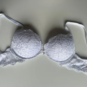 Push-up BH 70B - Vit push-up BH från Cubus i storlek 70B. Använd en gång.