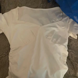 Vit topp - Aldrig använd har även i svart och röd. Storlek S