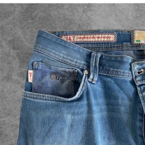 Tramarossa jeans - Säljer nu ett par riktigt snygga Tramarossa jeans i modell Leonardo. Jeansen är i fint skick och gar inga som helst defekter. Jeansen är i en snygg ljusblå färg och är i storlek 33