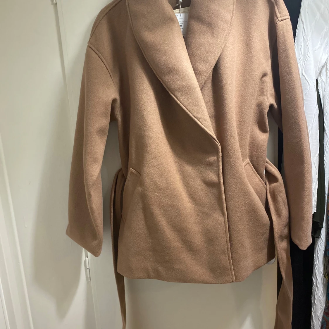 Beige kappa med bälte från Gina Tricot - 1