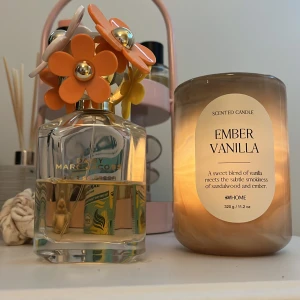 Daisy Ever So Fresh Marc Jacobs parfym - Daisy Ever So Fresh från Marc Jacobs är en parfym i en genomskinlig glasflaska med guldig text och ett unikt lock dekorerat med stora blommor i orange, vitt och gult. Flaskan har en lekfull och färgglad design som verkligen sticker ut på hyllan. Halva flaskan kvar 