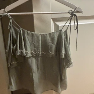 Grön Zara topp - Grön jättegullig Zara topp💕 knappt använd därav i väldigt bra skick 
