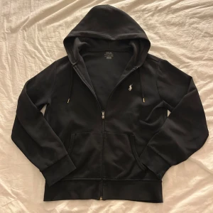 Svart hoodie från Polo Ralph Lauren - Säljer en riktigt fet och snygg Polo Ralph Lauren Zip hoodie i svart. Den är riktigt skön och passar perfekt nu när hösten är runt hörnet. Storlek S. Priset kan så klart diskuteras vid snabbt köp. Hör av er vid intresse! 