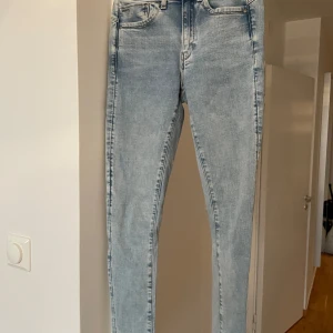G-Star RAW Lhana High Super Skinny jeans - Snygga ljusblå jeans från G-Star RAW, modellen Lhana High Super Skinny. De har hög midja och supertight passform. Liten logga på fickan och läderpatch bak. Storlek 26/30