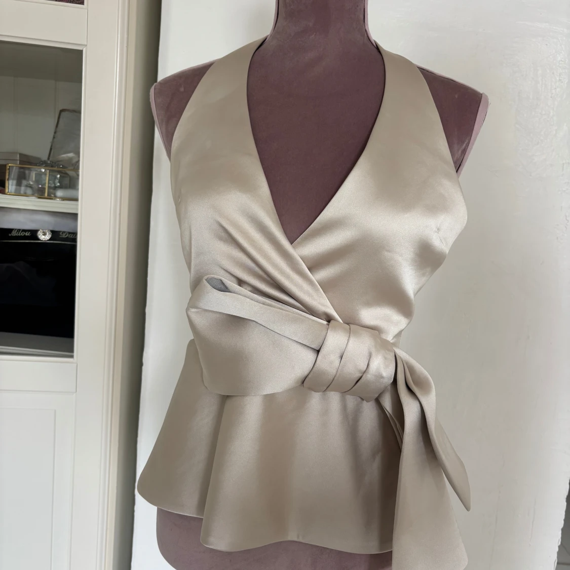 Champagnefärgad omlottopp från Zara