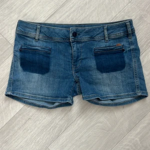 Blå jeansshorts  - Lowwaist shorts. Ryms storlek S och M