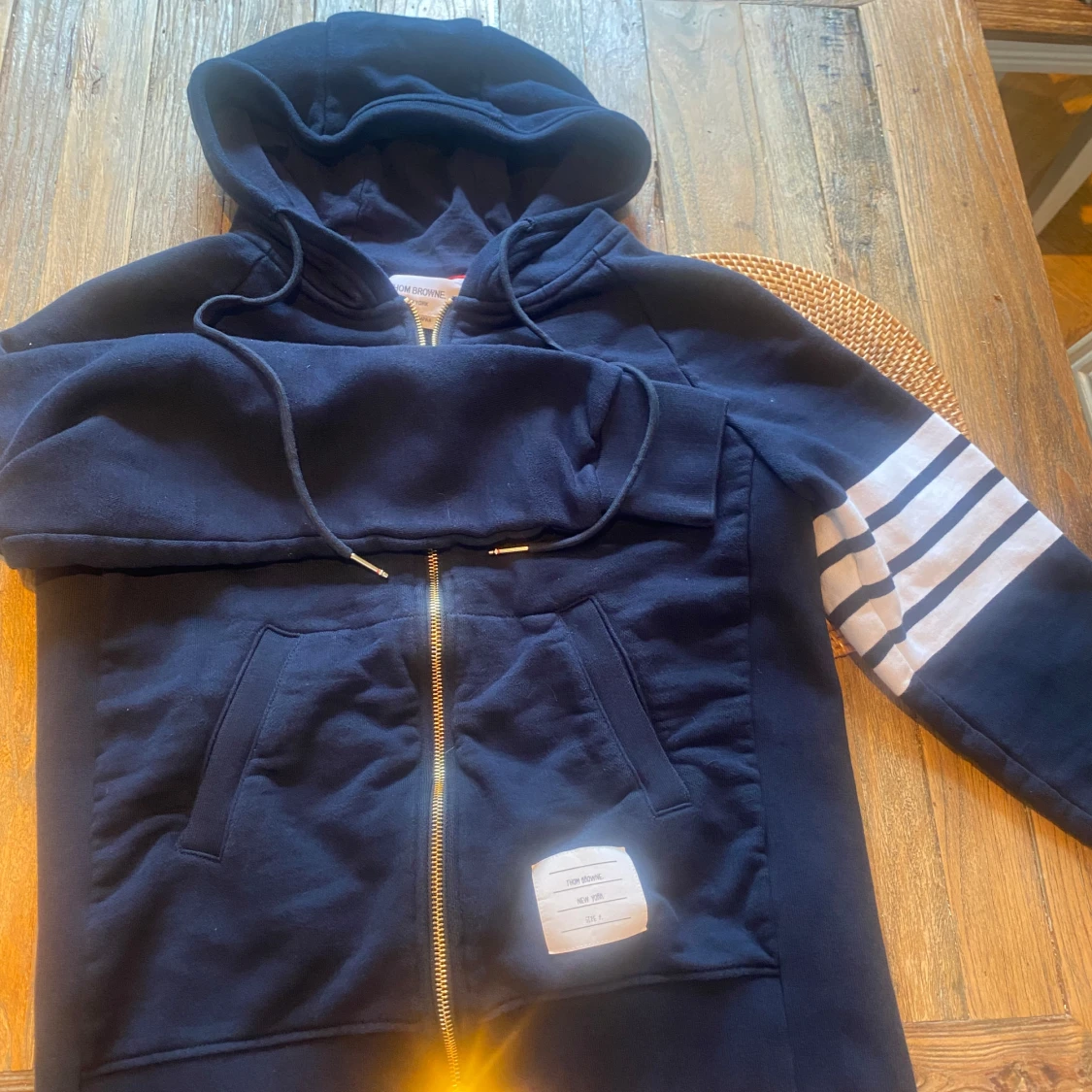 Marinblå hoodie från Thom Browne