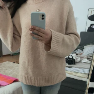 rosa stickad tröja - så fin stickad tröja från h&m i ull. super fin rosa 🎀🎀perfekt till hösten