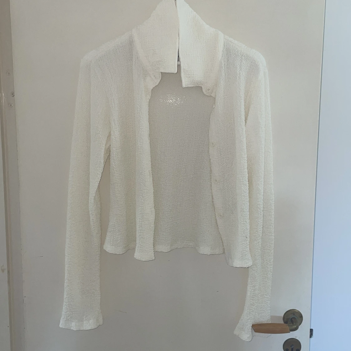 Vit kofta med krage och knappar