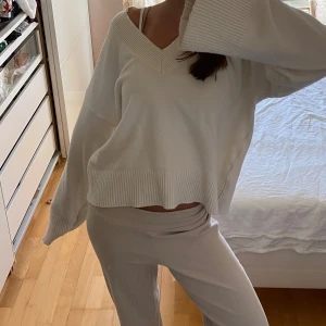 Ribbstickade mjukisbyxor från SOC - Säljer ett par ljusa ribbstickade mjukisbyxor från SOC. Byxorna har en relaxed passform med midwaist och är tillverkade i mjukt bomullsmaterial. Perfekta för chill dagar hemma eller när du vill vara extra comfy. Färgen är beige och de har en enkel, stilren look. Inte korta heller!!