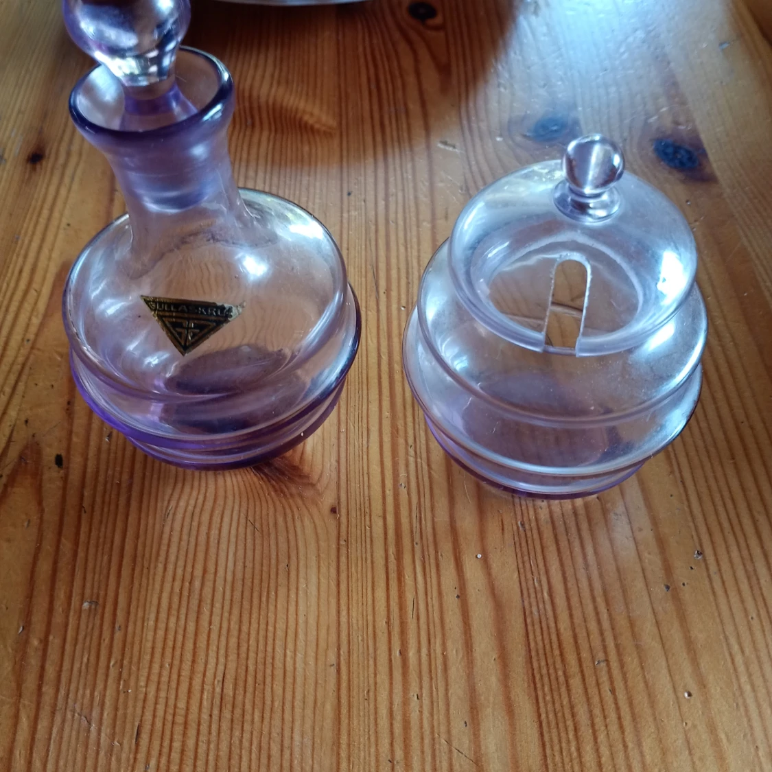 Parfym flaska och Burk med lock Rosa Gullaskruf glas. - 1