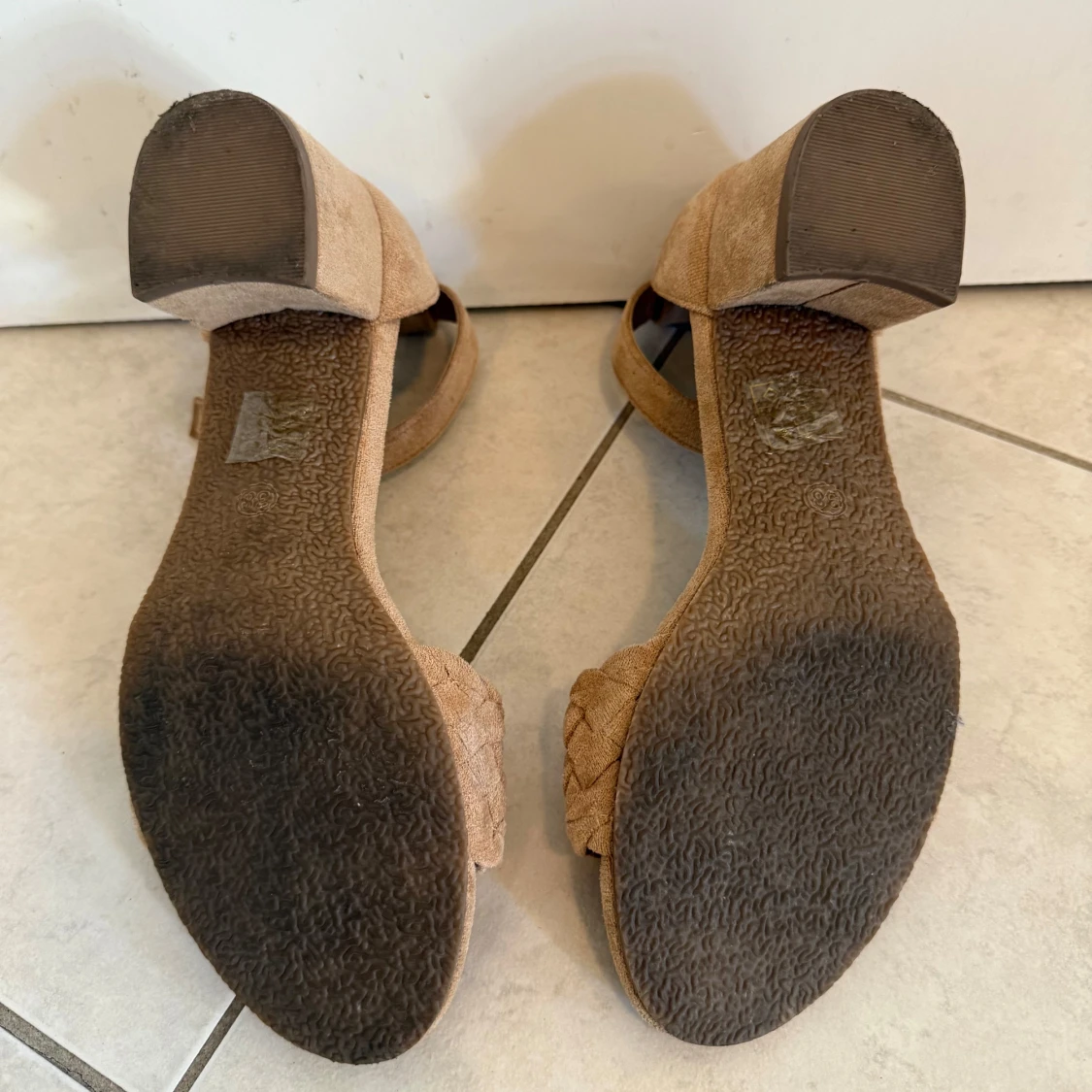 Beige mockasandaler med flätad rem - 4