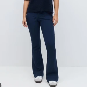 Mörkblåa kostymbyxor  - Mörkblåa kostymbyxor från Gina som är slutsålda. Använda fåtal gånger precis som nya. Storlek M