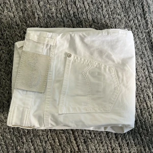 Vita Jacob cohen jeans - Schyssta vita Jacob cohen jeans perfekta till sommarn, storlek 30. Enbart en defekt vilket du ser sista bilden där de är en fläck längst ner på benet. Fläcken kan tas bort. Annars bra omhändertagen o defekt fri.