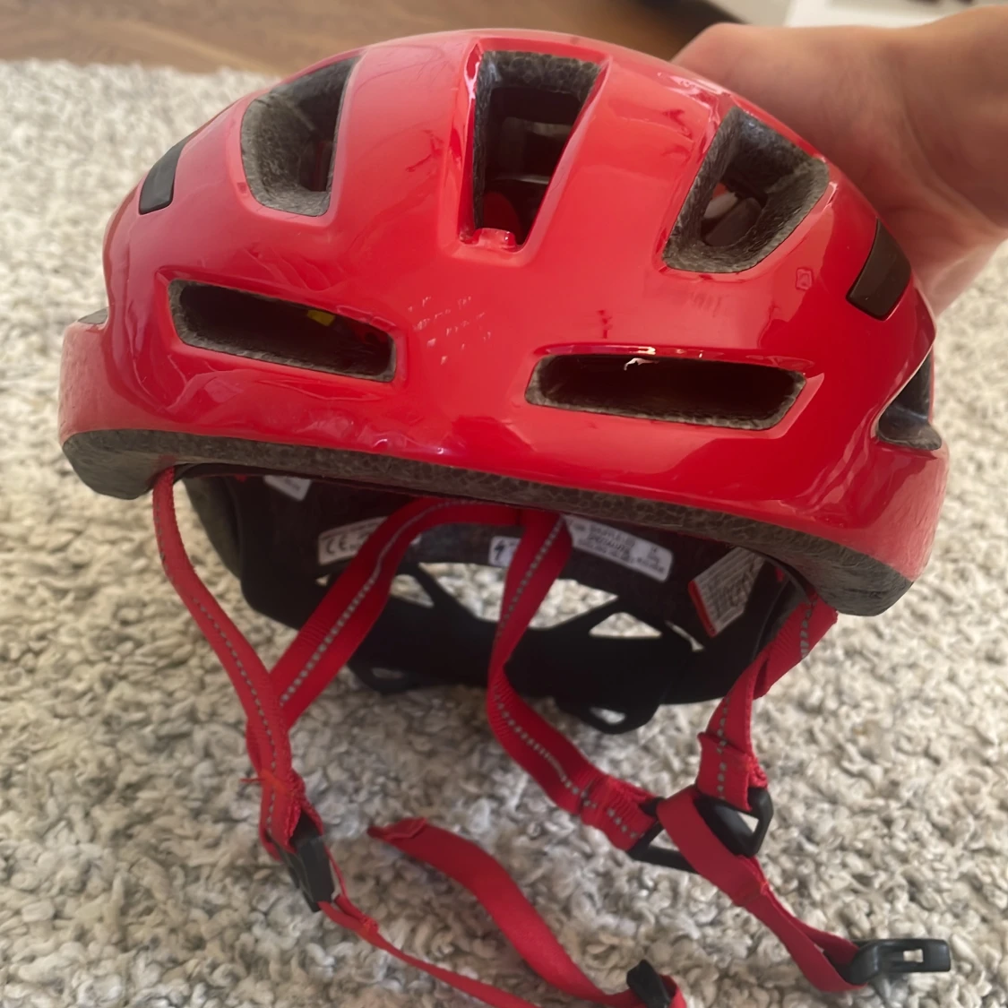 Röd cykelhjälm från Specialized