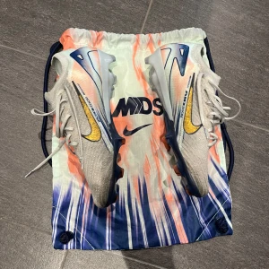 Nike Mercurial vapor 16 elite FG  - Använda endast 3 träningar, köpta på Unisport för 3500kr. Storlek 44.