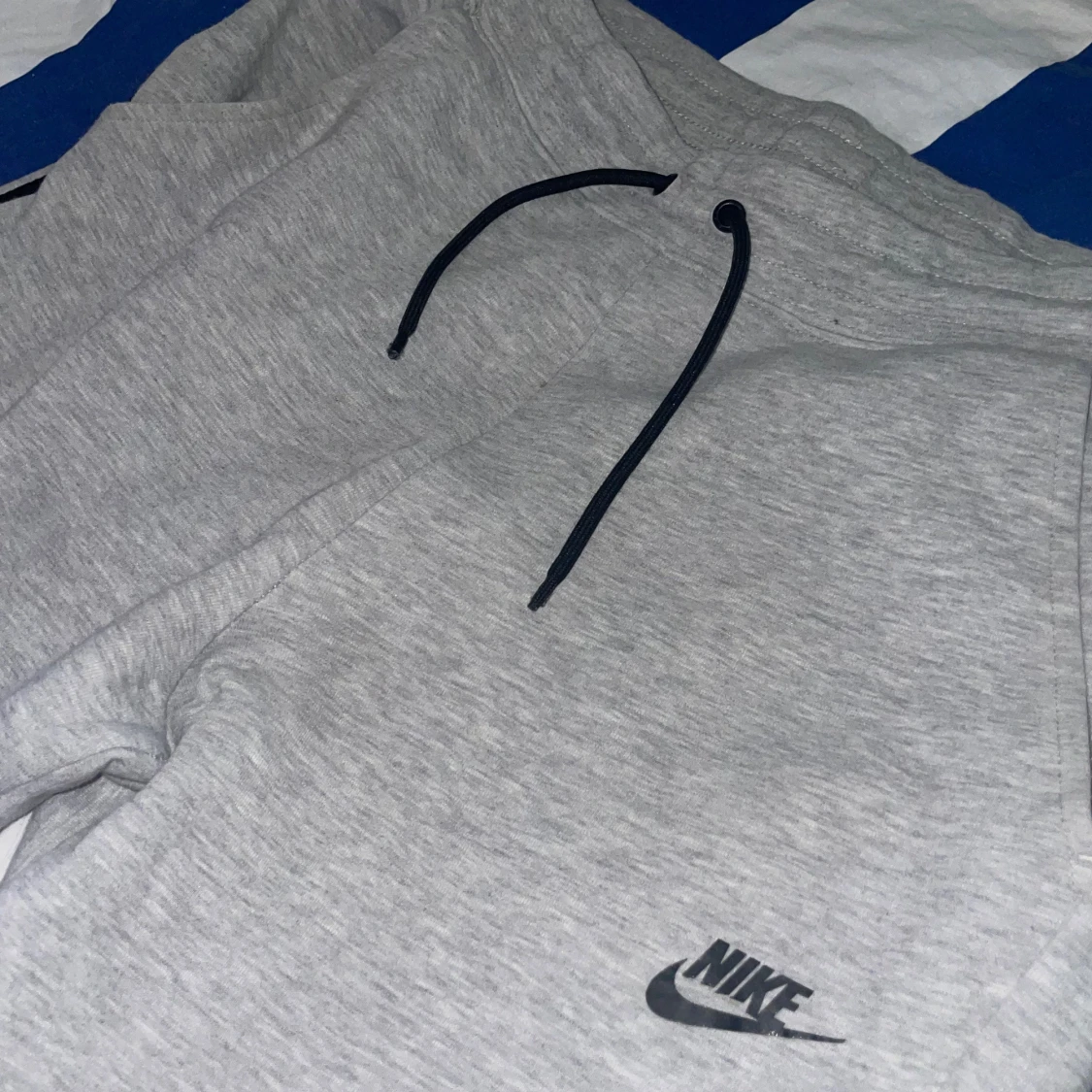 Grå mjukisbyxor från Nike, storlek L - 3