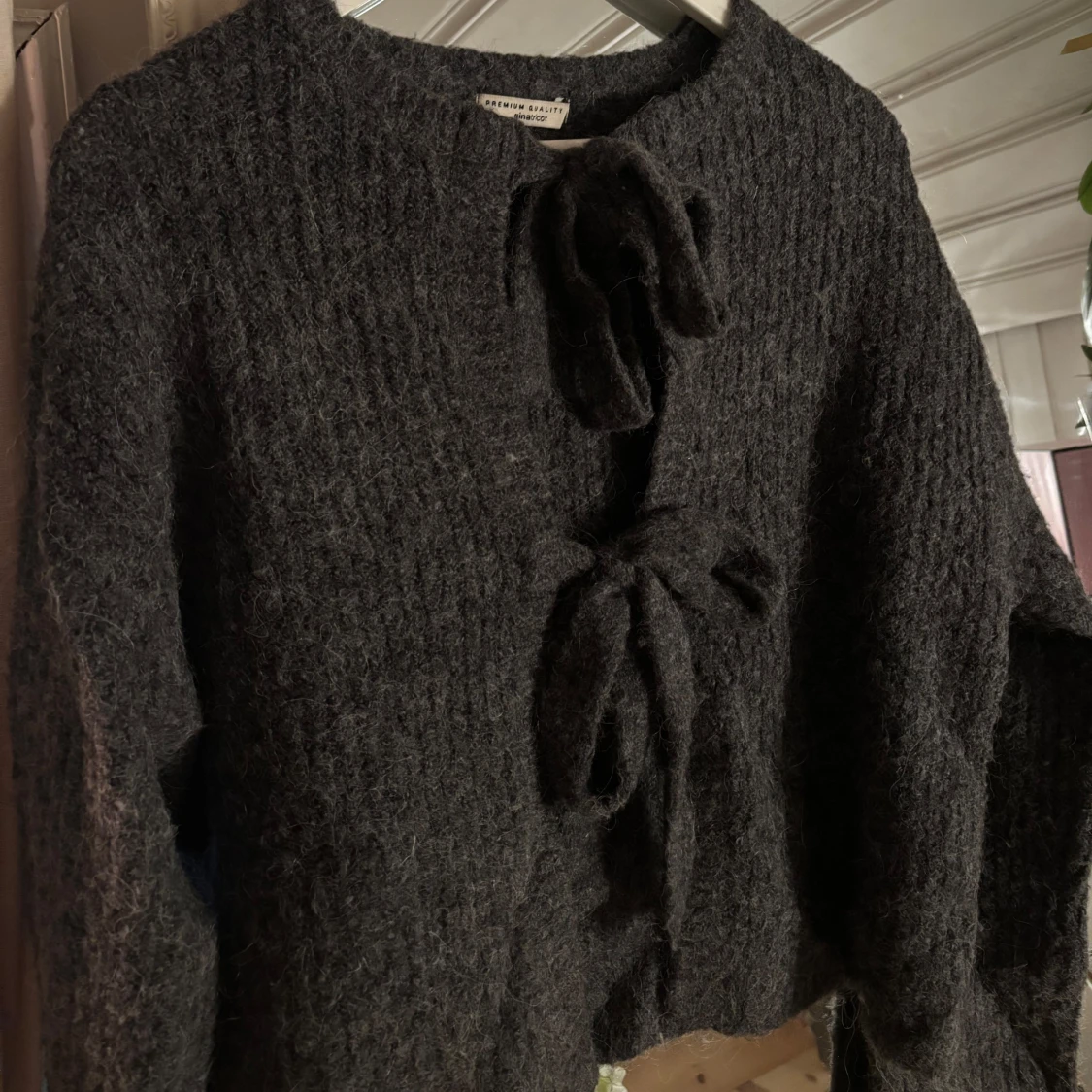 Mörkgrå stickad kofta från Gina Tricot