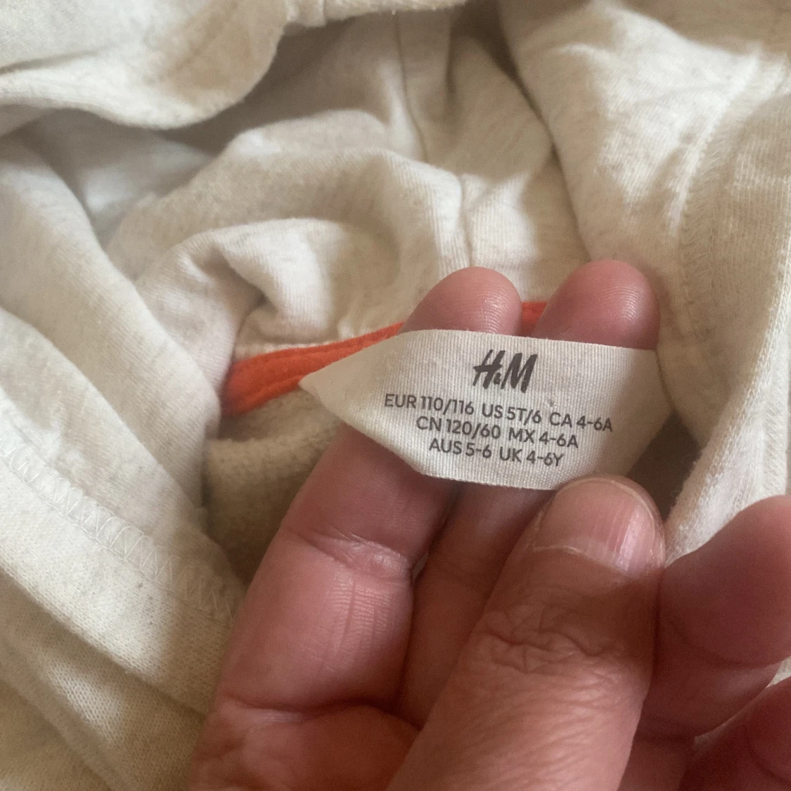 Beige hoodie med Mickey & Minnie från H&M - 3