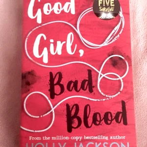 Good Girl, Bad Blood - En spännande thriller om Pip, som driver en viral true-crime podcast och tvingas återvända till mysterier när någon nära henne försvinner. Perfekt för dig som gillar mörka hemligheter, poddar och nervkittlande berättelser. Bokryggen har böjts och har därför ett veck men annars är den i nyskick. Pris går att diskutera, kontakta vid frågor osv!!<3
