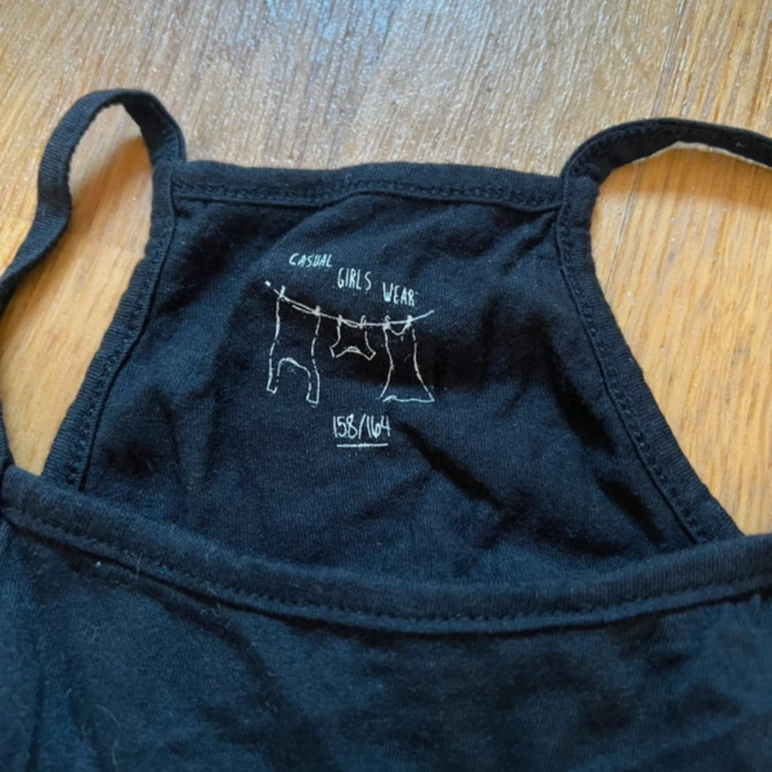 Svart linnetopp med texttryck - 2