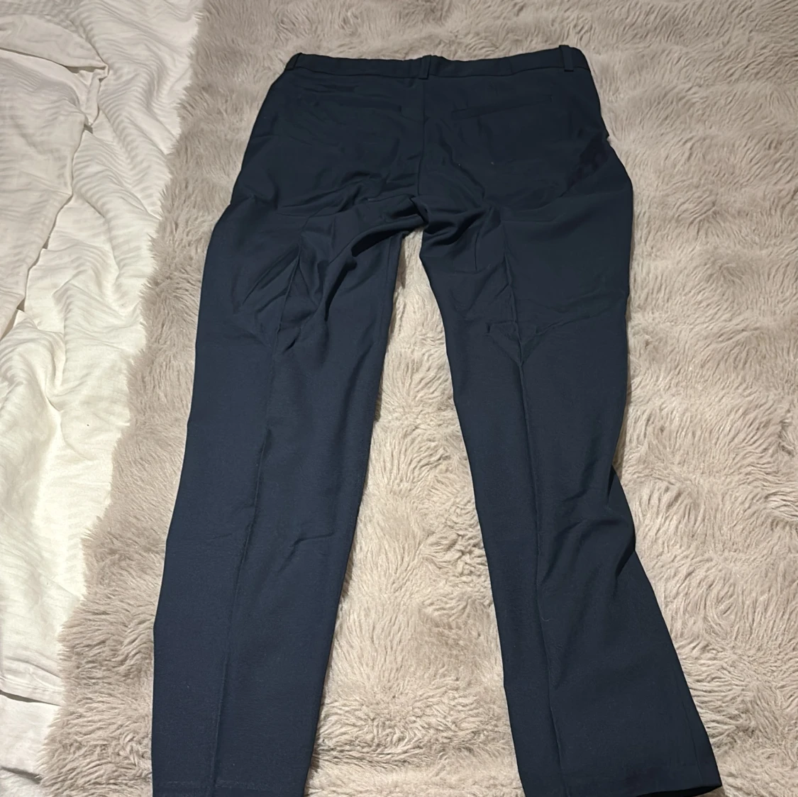 Mörkblå kostymbyxor med tapered fit - 1