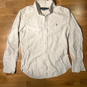 Ralph Lauren skjorta  - Vit skjorta från Ralph Lauren i storlek M                                   ✅Skriv mer bilder eller frågor ✅