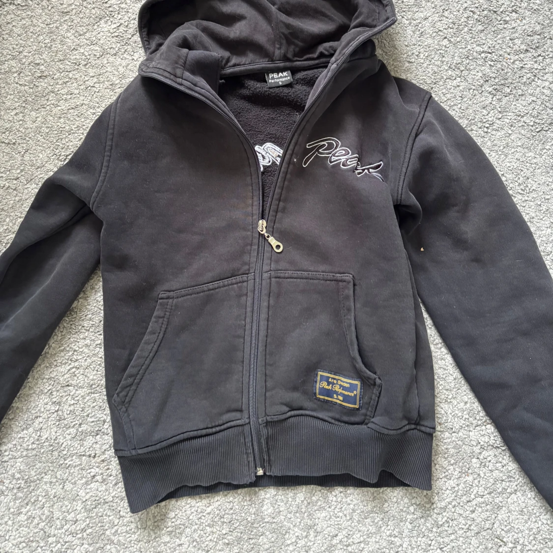 Svart hoodie från Peak Performance