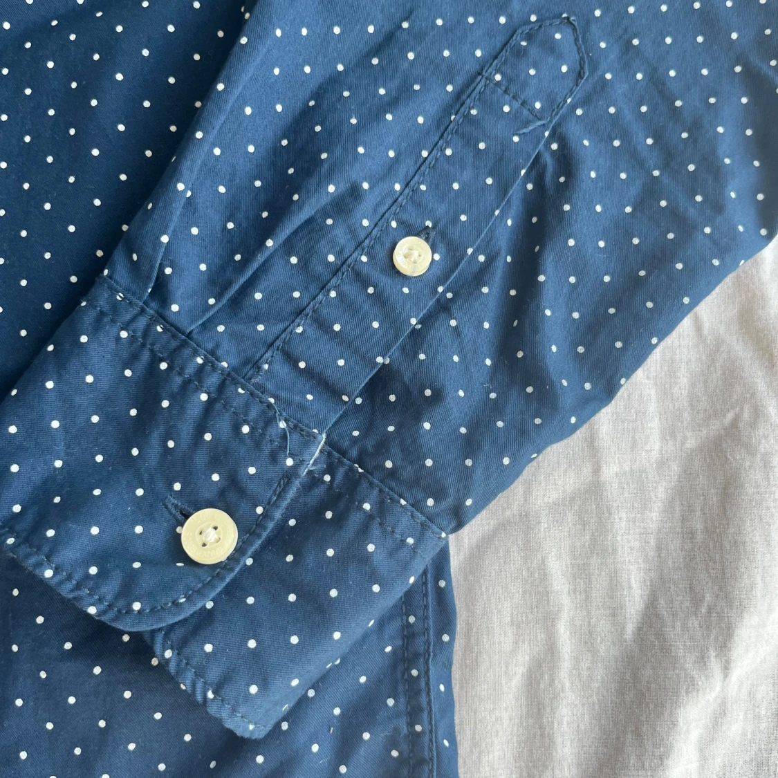 Mörkblå prickig skjorta från H&M L.O.G.G. - 4