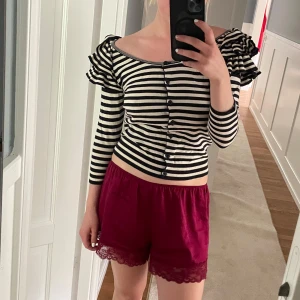 Randig croppad kofta med volangärm - Snygg kofta från hm 