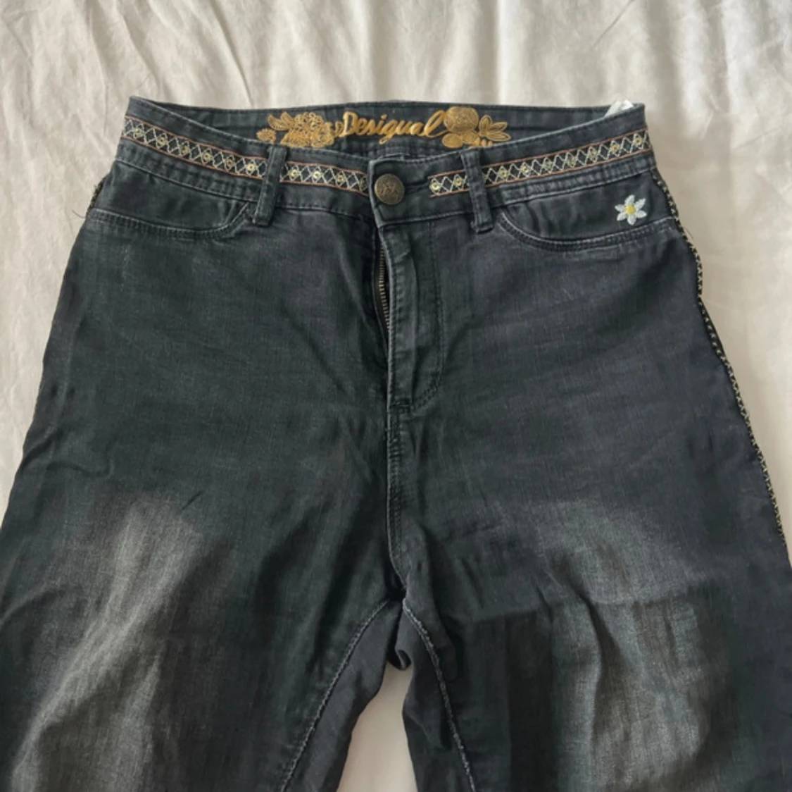Desigual svarta jeans med broderi
