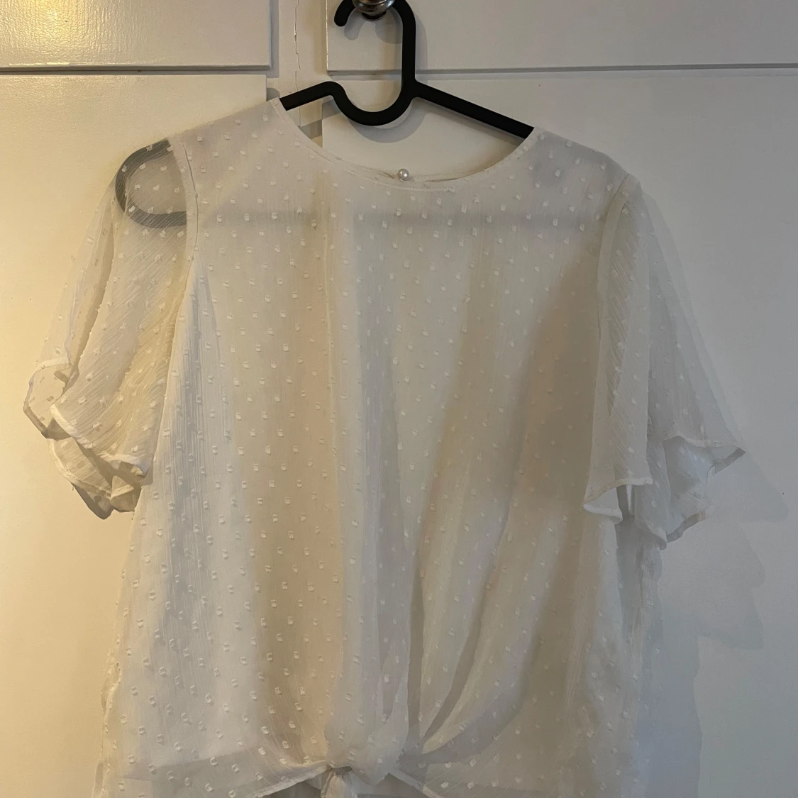 Vit prickig blus från Lindex